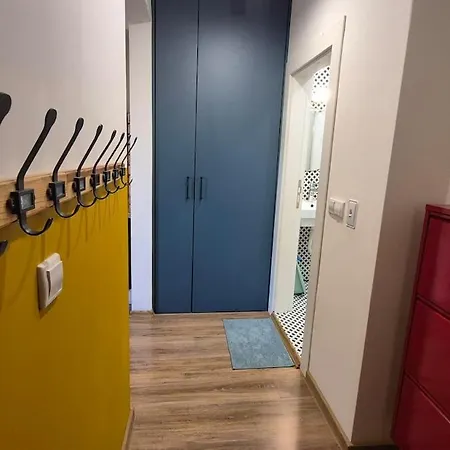 Cozy Corner In - Free Parking Апартаменти